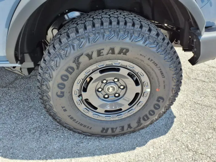2025 Ford Bronco Base photo 1