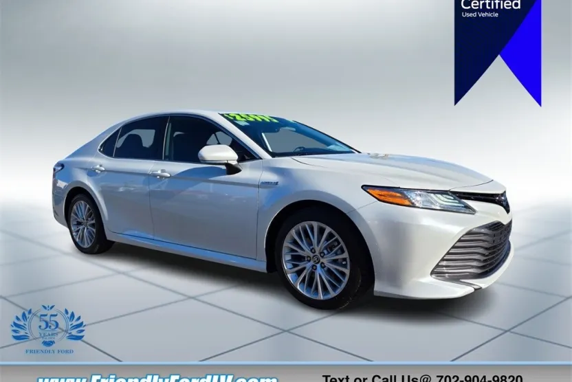 2020 Toyota Camry Hybrid XLE photo 1