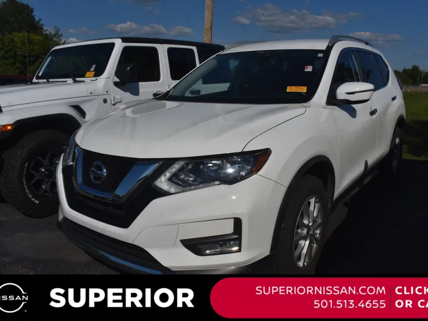 2017 Nissan Rogue SV photo 1