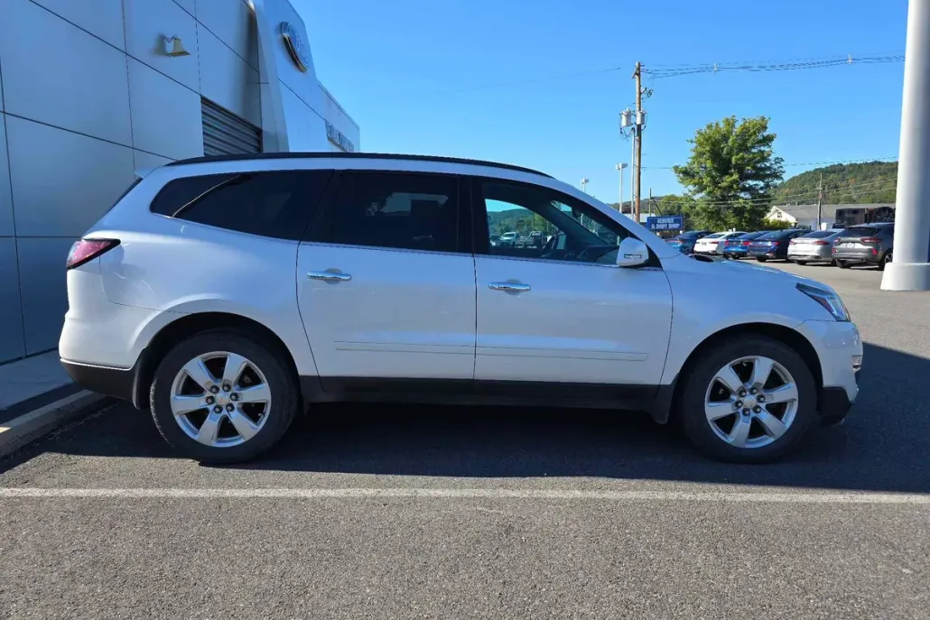 2016 Chevrolet Traverse 1LT photo 1
