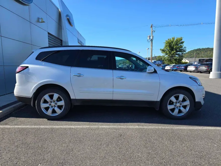 2016 Chevrolet Traverse 1LT photo 1