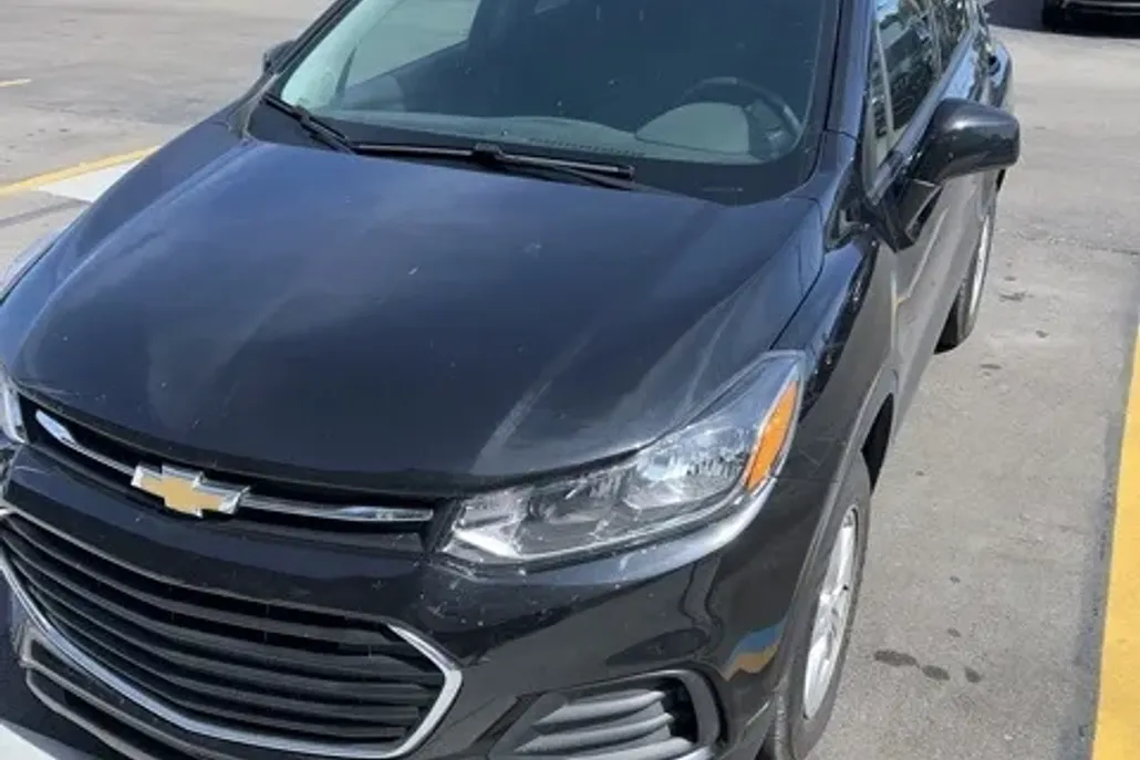 2022 Chevrolet Trax LS photo 1