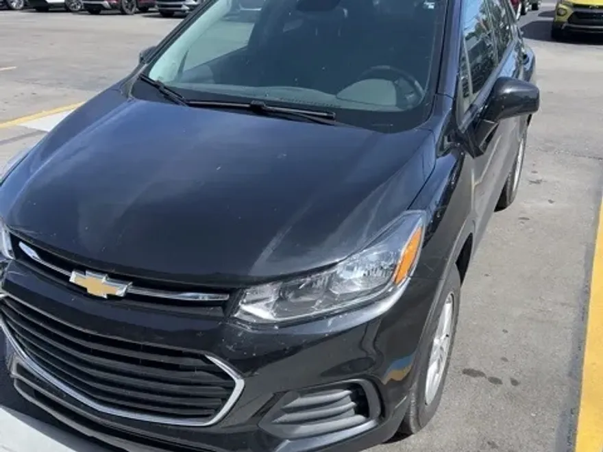 2022 Chevrolet Trax LS photo 1