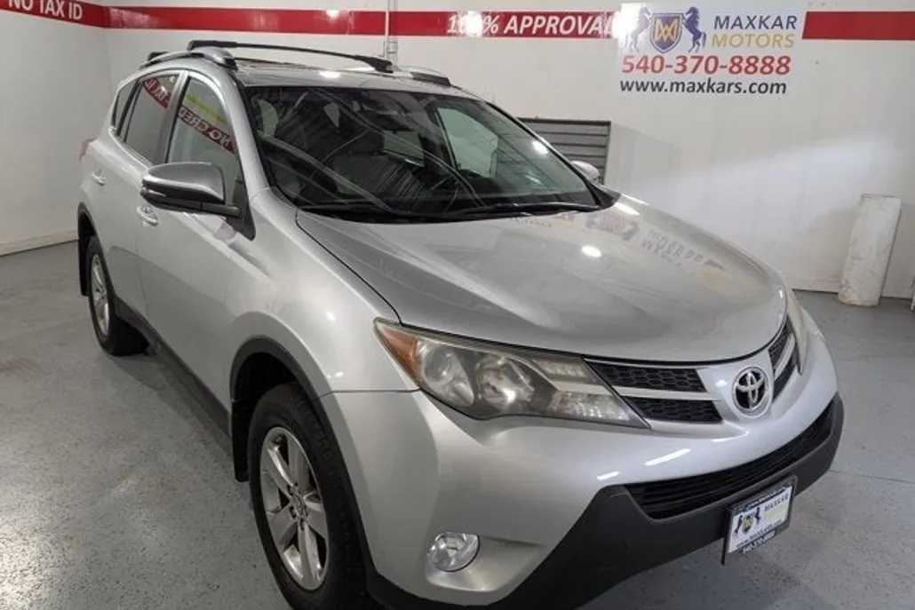 2015 Toyota RAV4 XLE photo 1