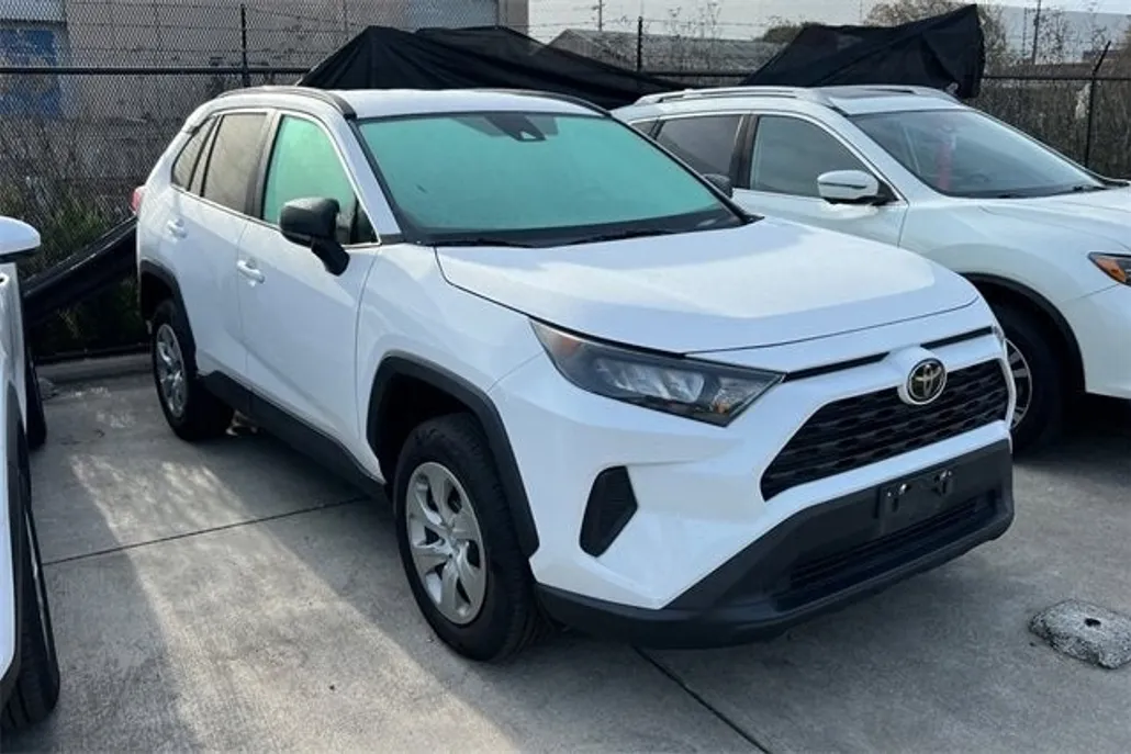 2021 Toyota RAV4 LE photo 1