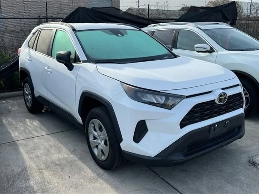 2021 Toyota RAV4 LE photo 1