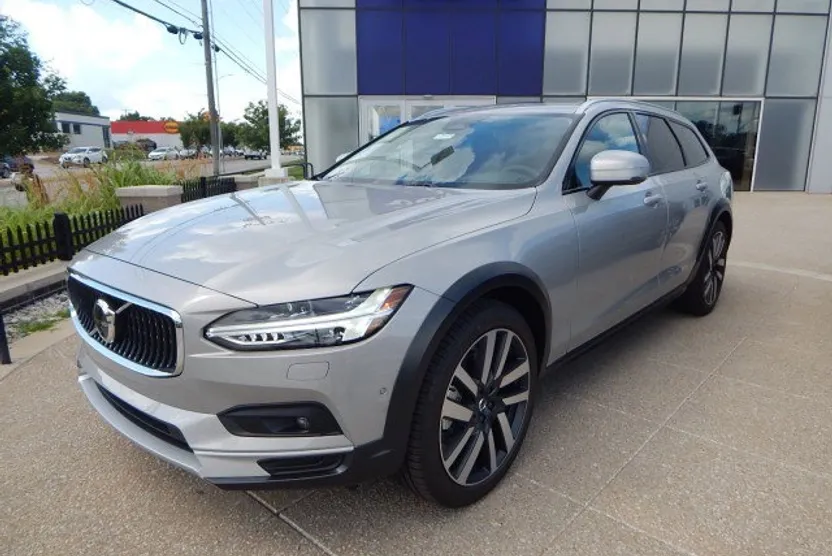 2026 Volvo V90 Cross Country B6 photo 1