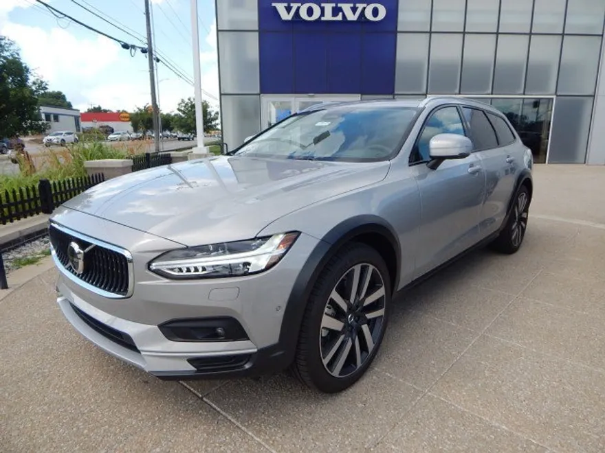2026 Volvo V90 Cross Country B6 photo 1
