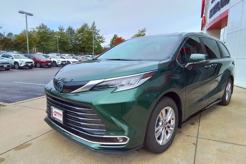2025 Toyota Sienna Limited photo 1
