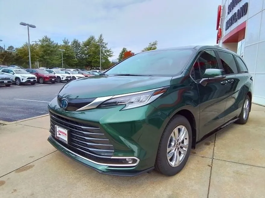 2025 Toyota Sienna Limited photo 1