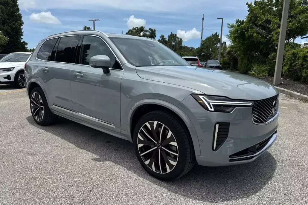 2026 Volvo XC90 T8 Plus photo 1