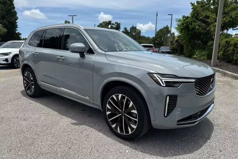 2026 Volvo XC90 T8 Plus photo 1