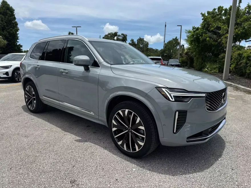 2026 Volvo XC90 T8 Plus photo 1