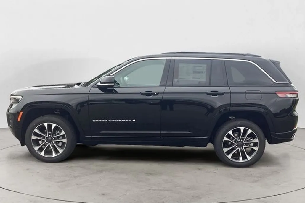 2025 Jeep Grand Cherokee Overland photo 1