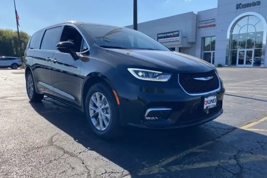 2026 Chrysler Pacifica photo 1