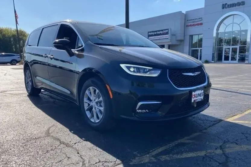 2026 Chrysler Pacifica photo 1