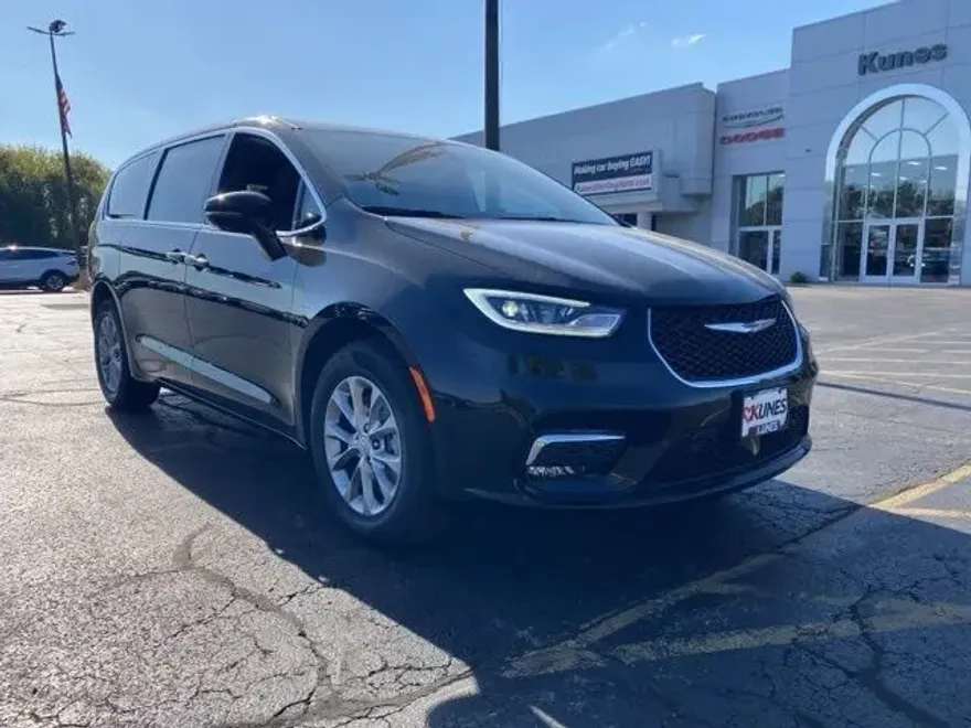 2026 Chrysler Pacifica photo 1