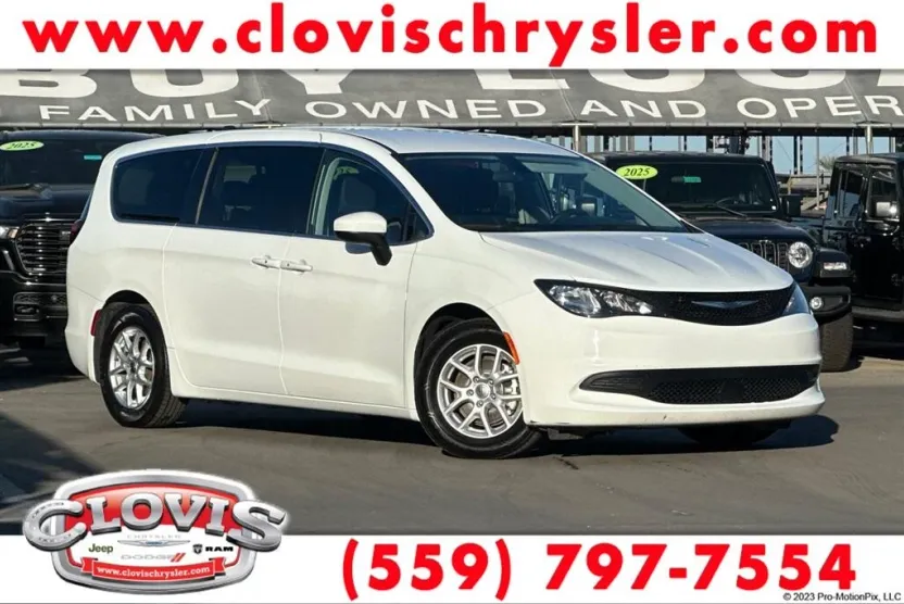 2022 Chrysler Voyager LX photo 1