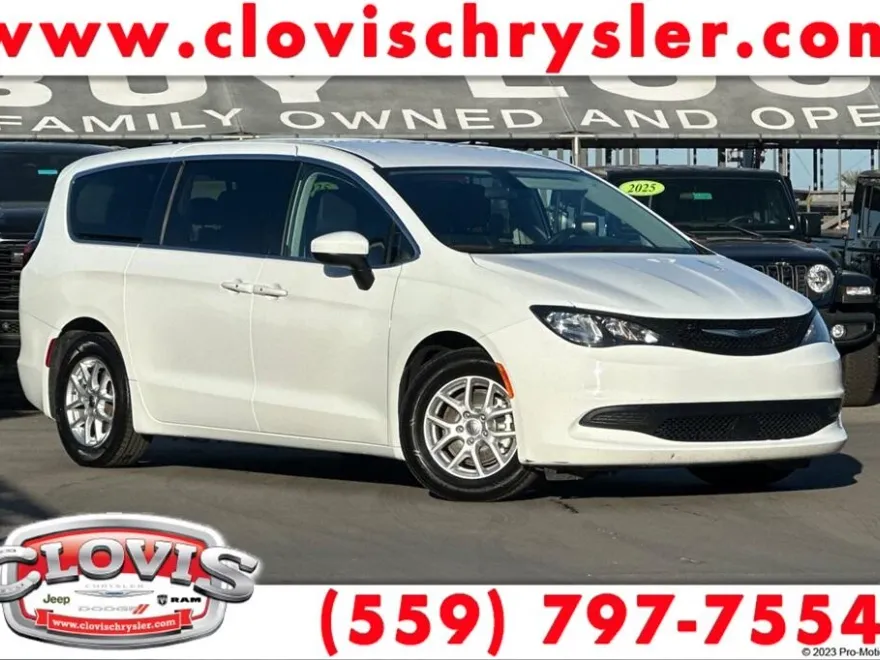 2022 Chrysler Voyager LX photo 1