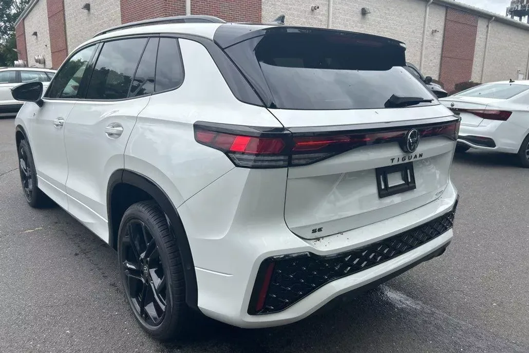 2025 Volkswagen Tiguan SE R-Line Black photo 1