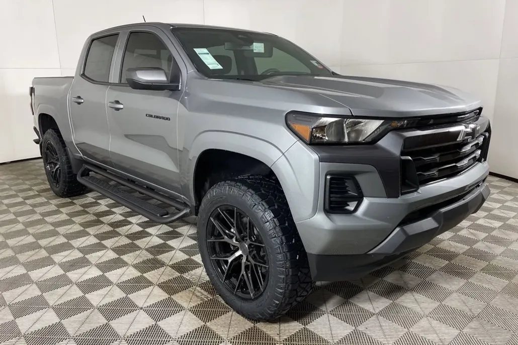 2025 Chevrolet Colorado Work Truck LT photo 1