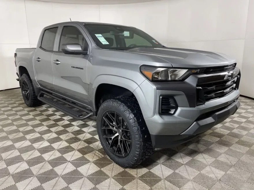2025 Chevrolet Colorado Work Truck LT photo 1