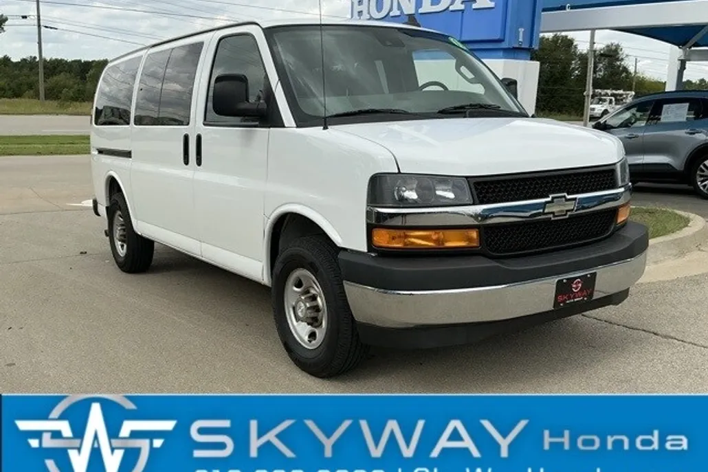2019 Chevrolet Express 3500 LT Passenger Van photo 1