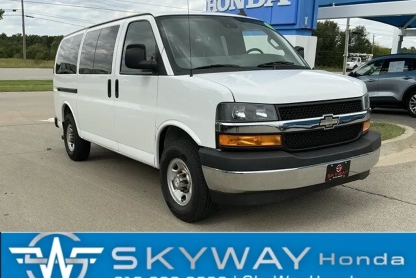 2019 Chevrolet Express 3500 LT Passenger Van photo 1