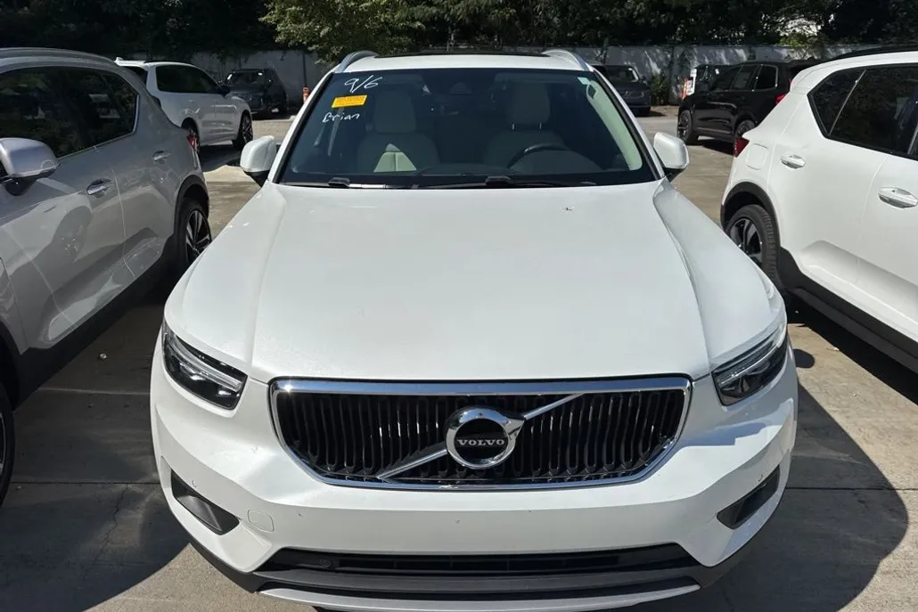 2021 Volvo XC40 T5 Momentum photo 1