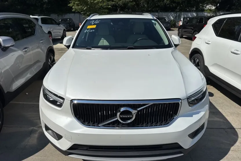 2021 Volvo XC40 T5 Momentum photo 1