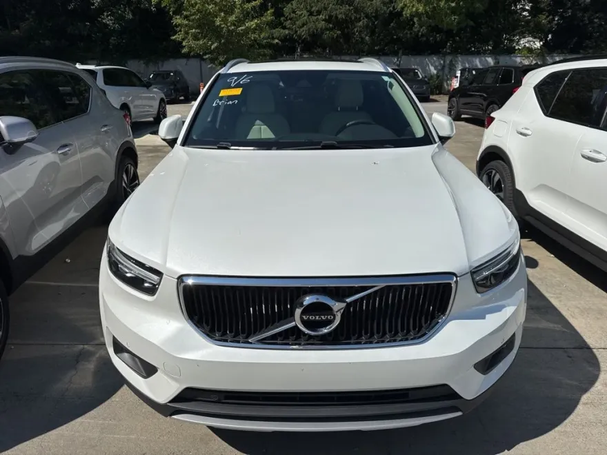2021 Volvo XC40 T5 Momentum photo 1