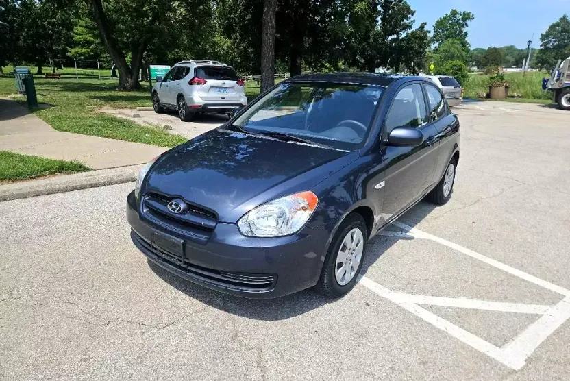 2011 Hyundai Accent GL photo 1