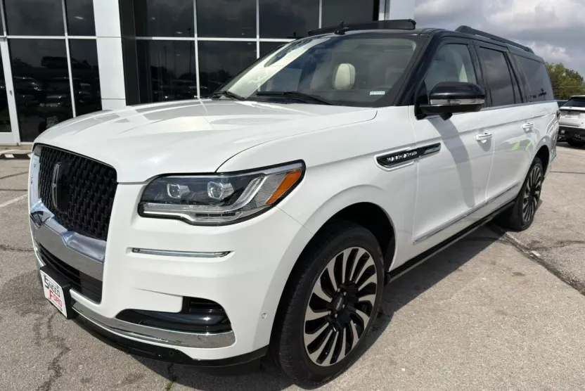 2023 Lincoln Navigator Black Label photo 1