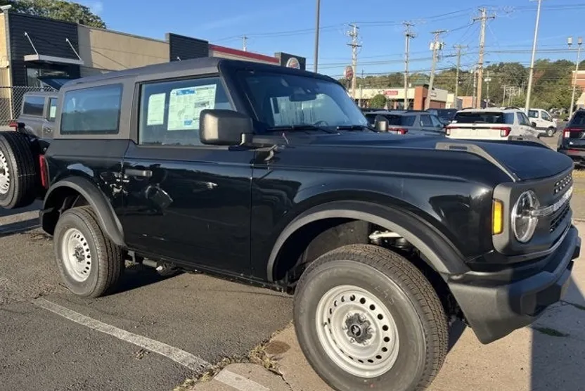 2025 Ford Bronco Base photo 1