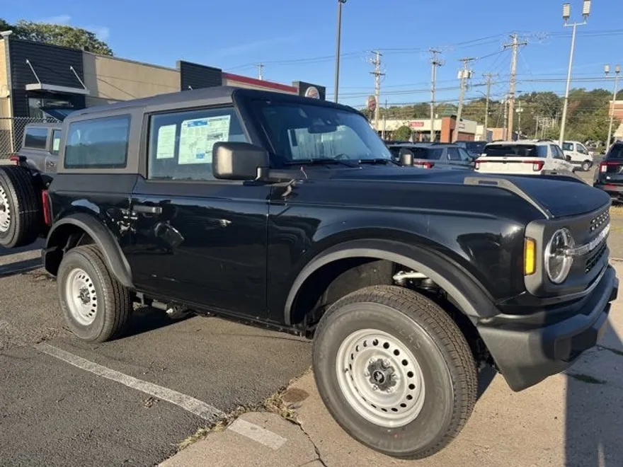 2025 Ford Bronco Base photo 1