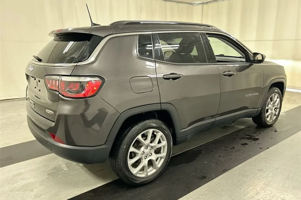 2022 Jeep Compass Latitude Lux photo 1