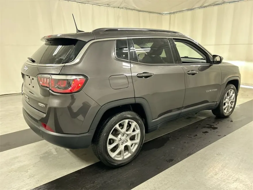 2022 Jeep Compass Latitude Lux photo 1
