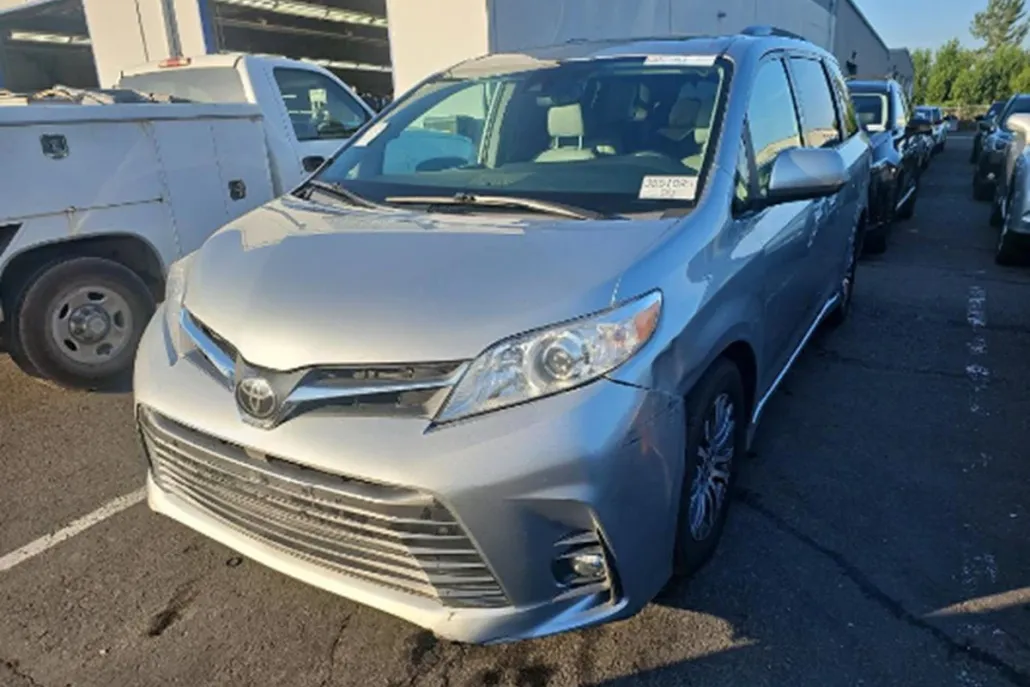 2020 Toyota Sienna XLE photo 1