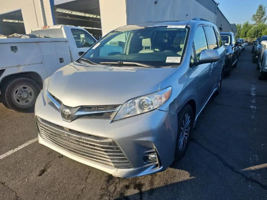 2020 Toyota Sienna XLE photo 1