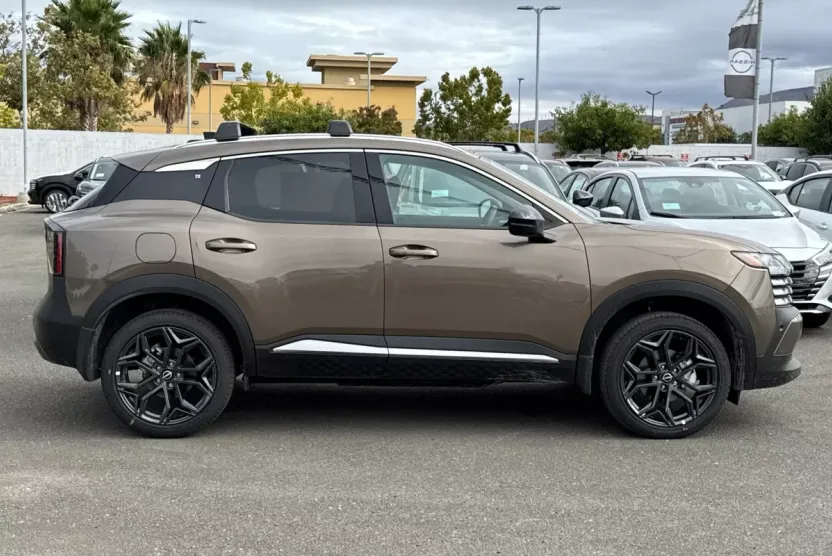 2026 Nissan Kicks SR photo 1