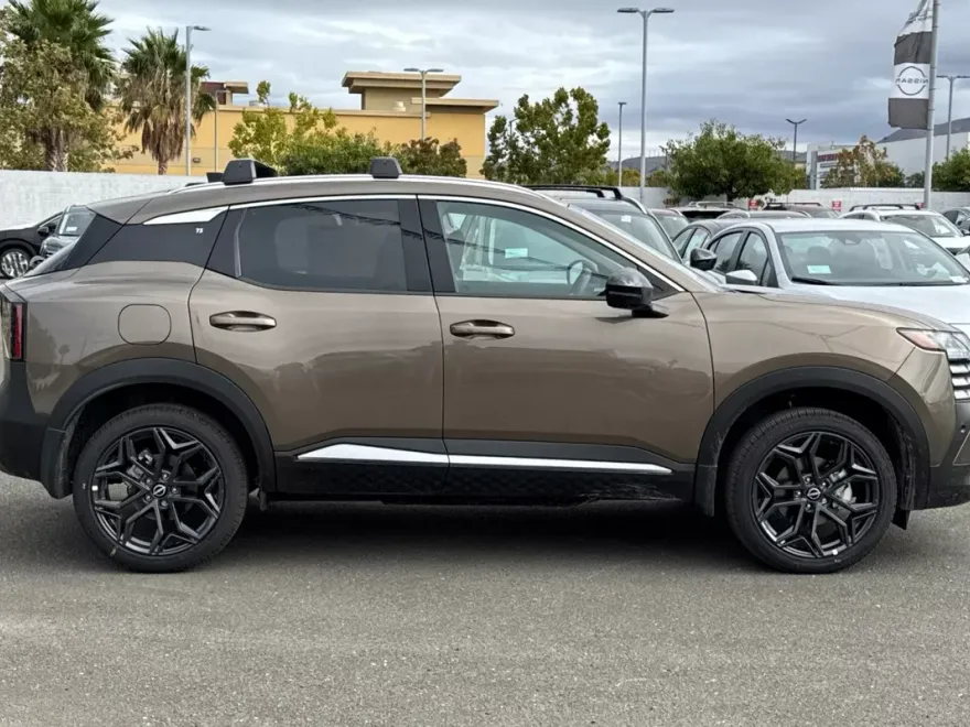 2026 Nissan Kicks SR photo 1