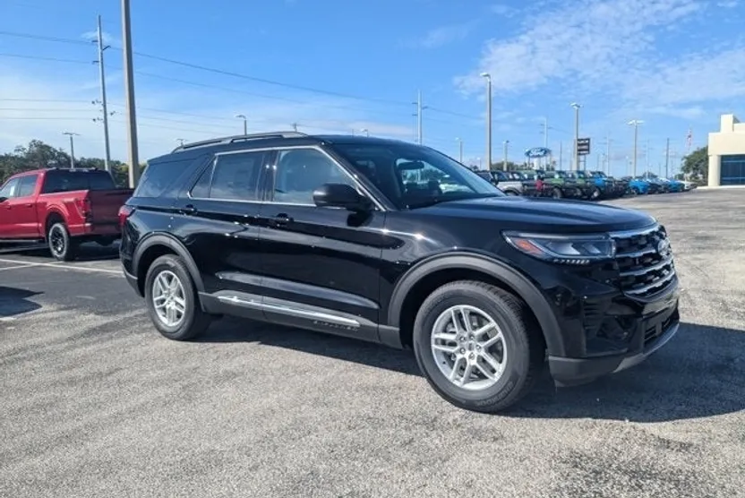 2025 Ford Explorer photo 1