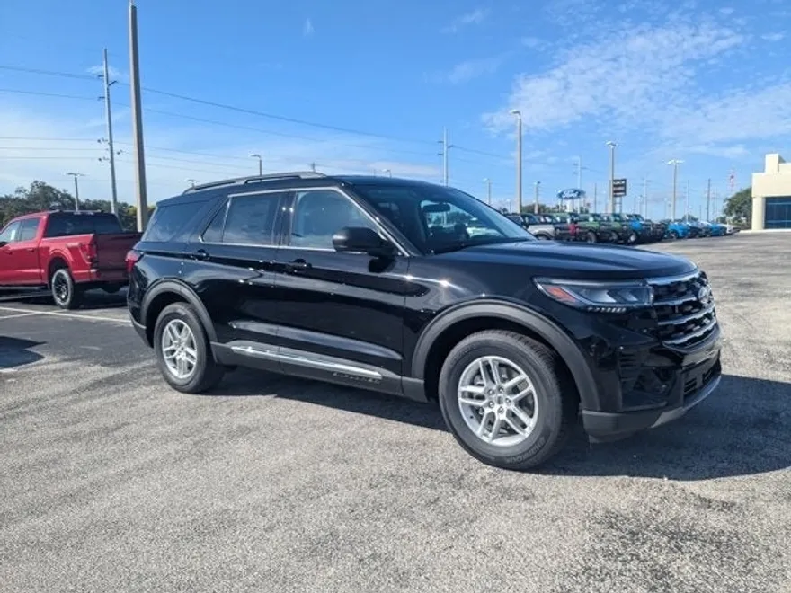 2025 Ford Explorer photo 1