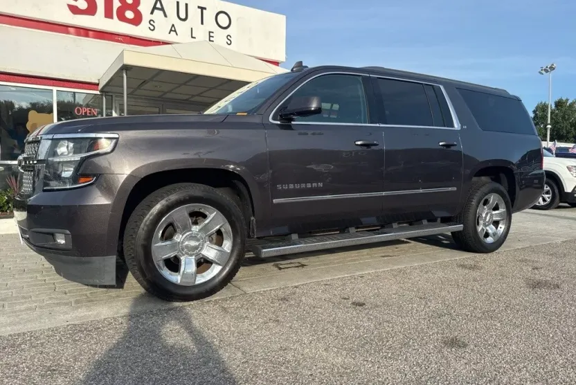 2017 Chevrolet Suburban LT photo 1