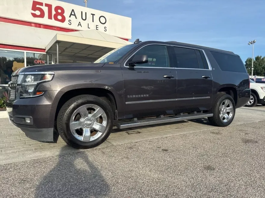 2017 Chevrolet Suburban LT photo 1