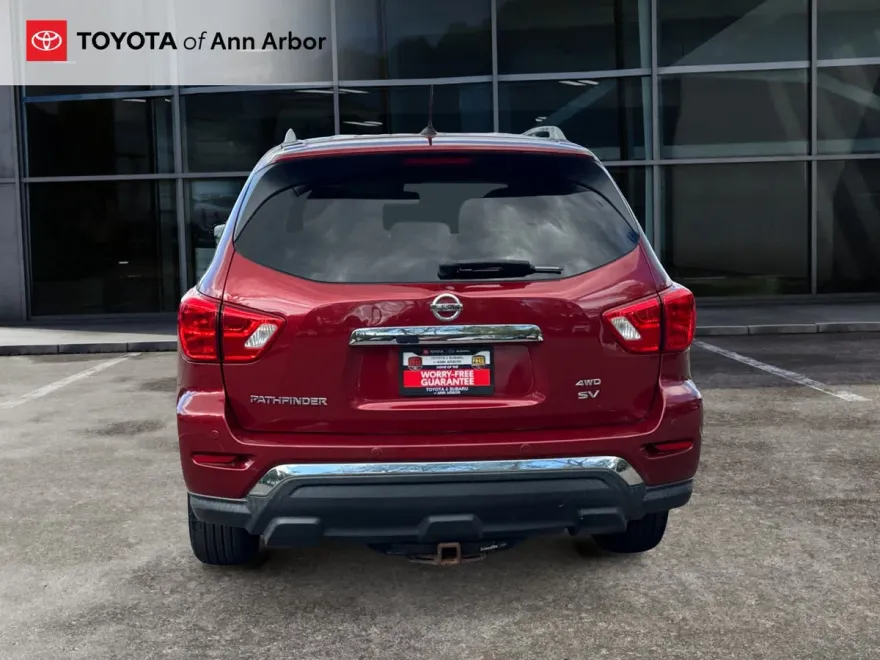 2017 Nissan Pathfinder SV photo 1