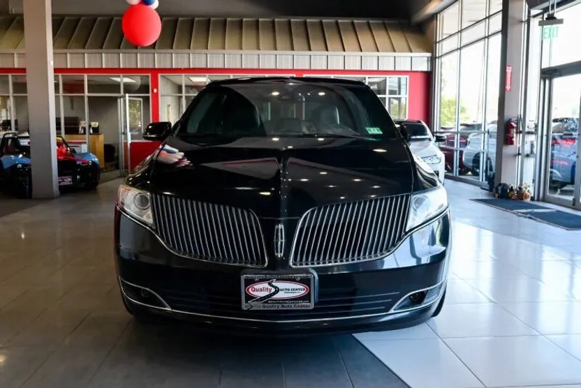 2015 Lincoln MKT photo 1