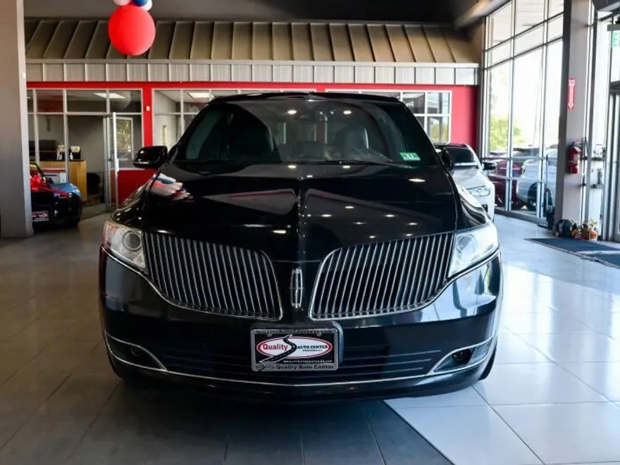 2015 Lincoln MKT photo 1
