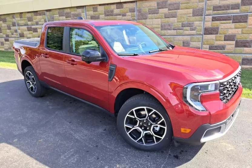 2025 Ford Maverick Lariat photo 1