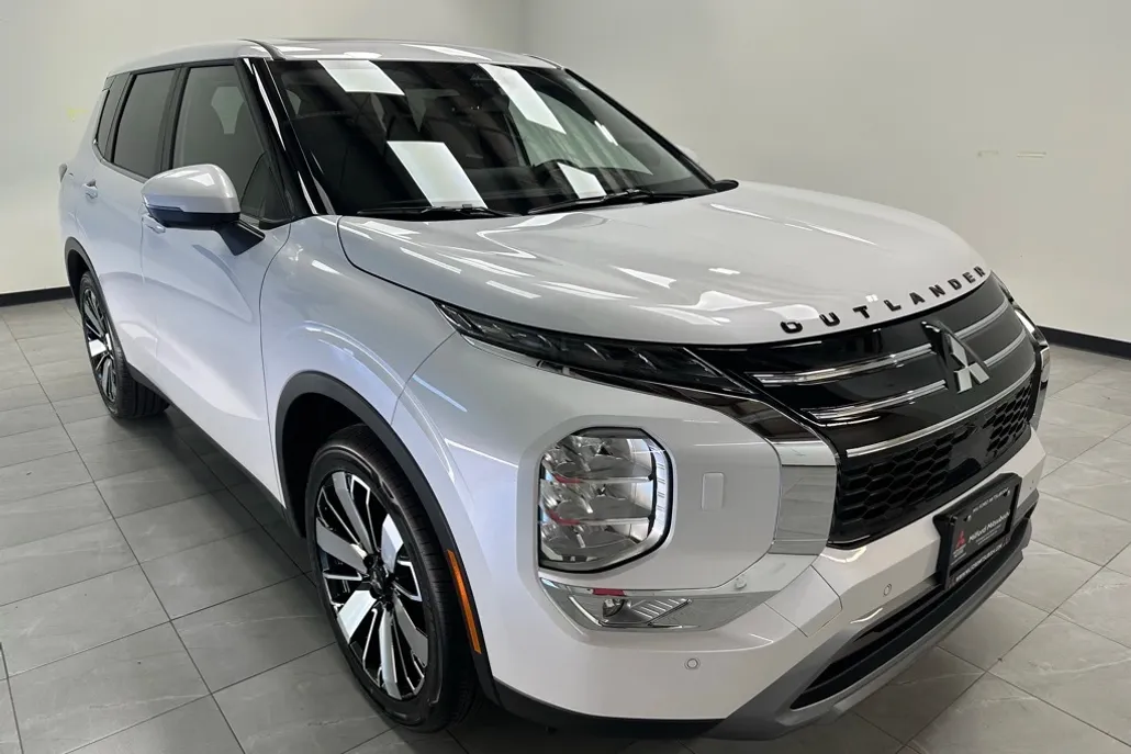 2025 Mitsubishi Outlander SE photo 1